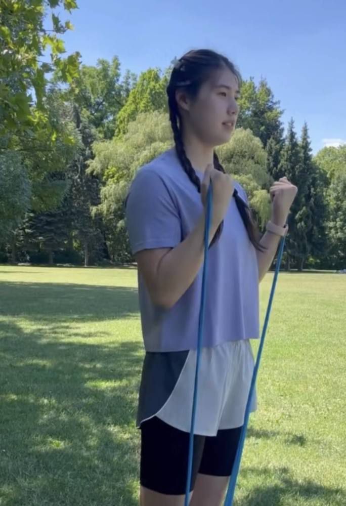 叶辰这时候松开手，指着地上躺着的政府军指挥官，对陈忠磊吩咐道：去把他抱过来，放在会议桌上。